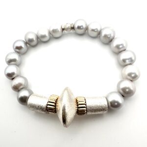 Elegant pearl bracelet with a central shell-shaped charm and gold accents.
